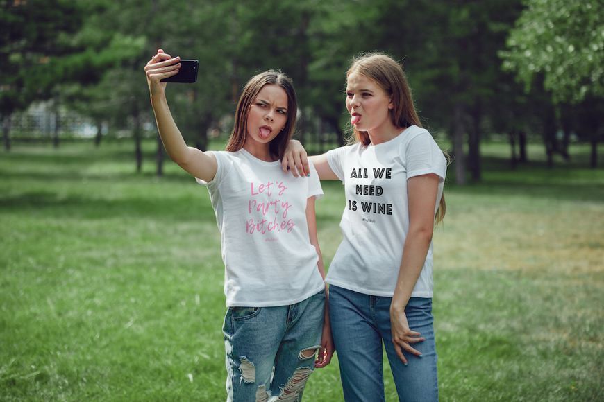 Футболка женская "All we need is wine" белая HK-57 фото