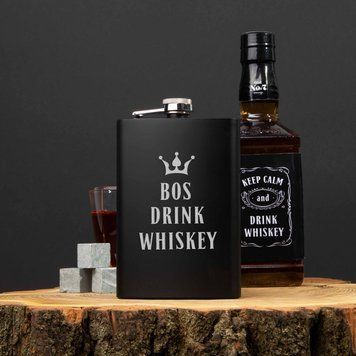 Набір чорна фляга з чарками "Bos drink whiskey", англійська, Крафтова коробка, 210 мл