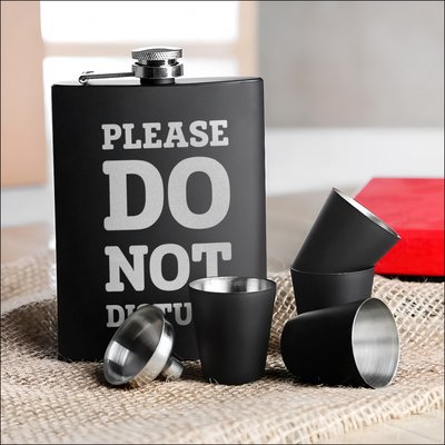 Набір чорна фляга з чарками "Please do not disturb" , Крафтова коробка BD-FLASK-293 фото